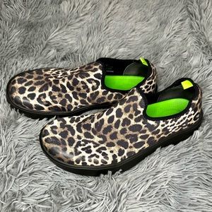 EUC oofos in cheetah print